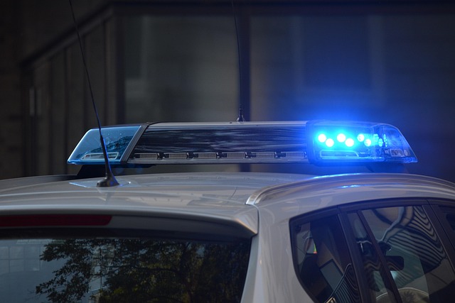 Homem é ferido por policial ao jogar pedras em viatura em Osasco, SP