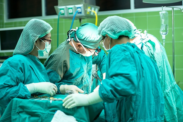 Carlos Alberto de Nóbrega faz sua primeira aparição após cirurgia cardíaca e recebe a visita do padre Antônio Maria no hospital
